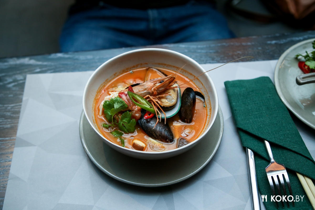 Суп том янг. Азиатский суп с морепродуктами. Суп том ям в ресторане. Азиатский суп с креветками. Том ям.