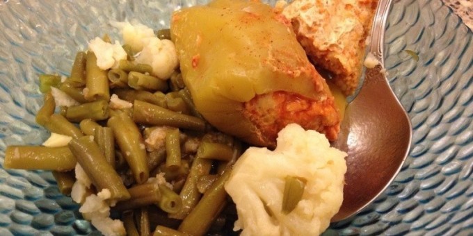 Правильный обед - голубца, цветная капуста и спаржевая фасоль