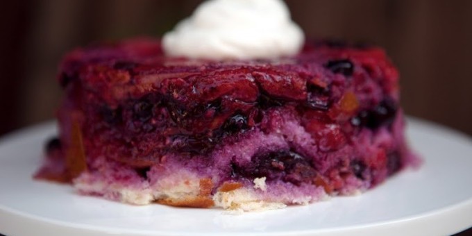 Летний пудинг с ягодами и взбитыми сливками