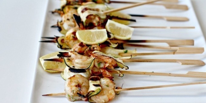 Как это готовится: Шашлык с креветками и цукини на гриле