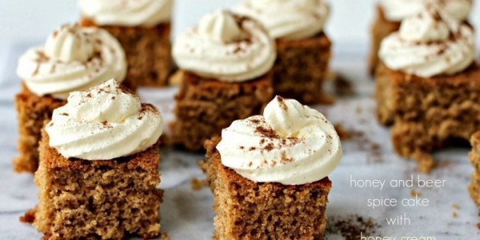 Как это готовится: Пирог со специями на пиве и мёде со взбитым кремом