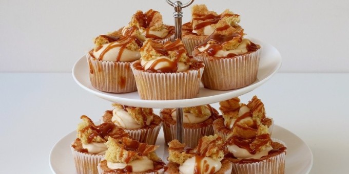 Сахарные кексы бабочки с карамельным соусом