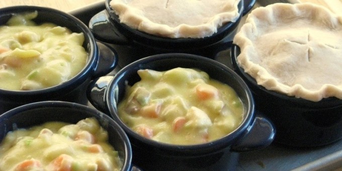 Яйца с курицей и овощами в горшочке