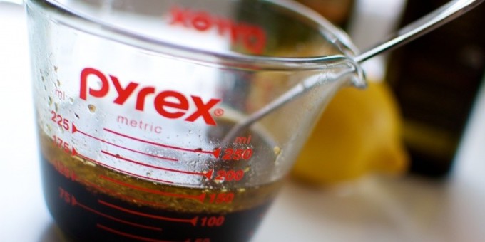 Как сделать полезную заправку для салата по формуле 10-30-60