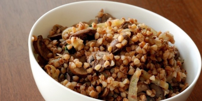 Блюда месяца по версии КокоБай: Гречневая каша с обжаренными грибами и луком