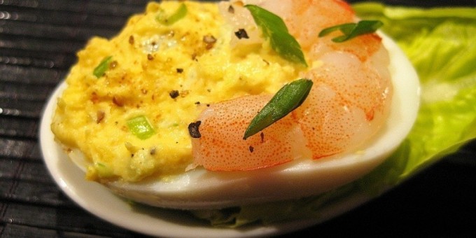 Острая закуска: яйца с креветками