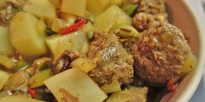 Говядина по-испански с картофелем и перцем чили