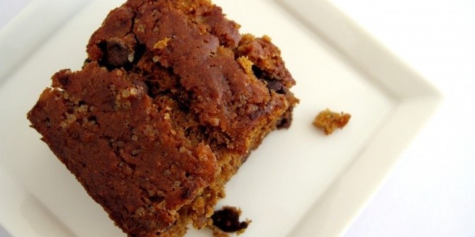 Шоколадный торт из пряников с банановой начинкой и грецкими орехами