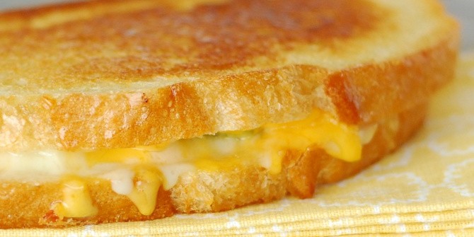 Чесночный бутерброд с сыром в духовке