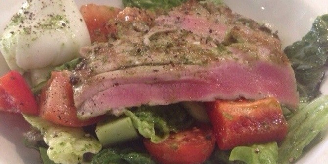 Салат с тунцом в Bistro de Luxe