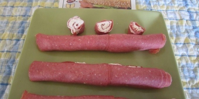 Легкая закуска под пиво: Трубочки из ветчины с различными начинками