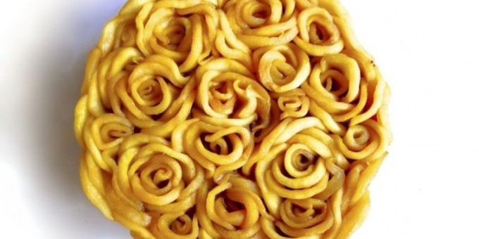 Шокирующий своей простотой и оригинальностью десерт - яблочная роза с медом или карамелью