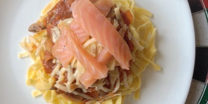 Домашняя паста с грибами и лососем в мультиварке