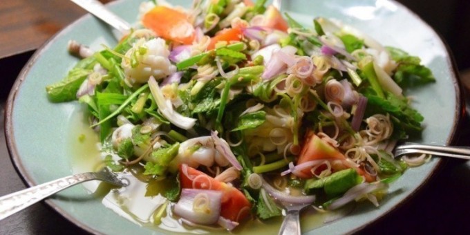 Легкий теплый салат из кальмаров с овощами