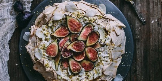 Салат с рисом и инжиром под греческим йогуртом