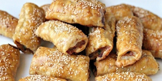 Рулет из слоеного теста с курицей