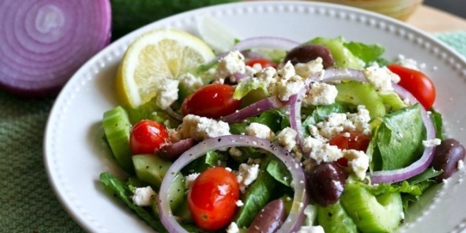 Овощной салат с сыром фета под лимонной заправкой