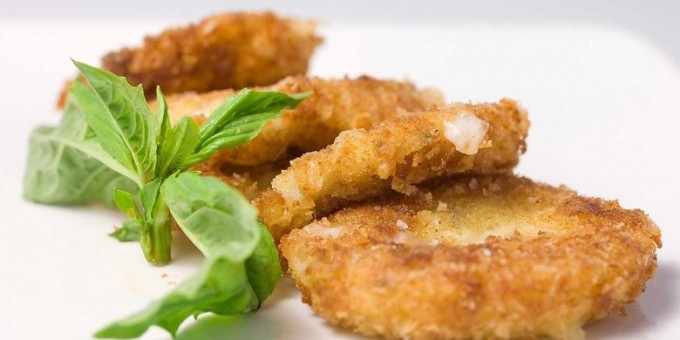 Жареный сыр в панировке с разными соусами