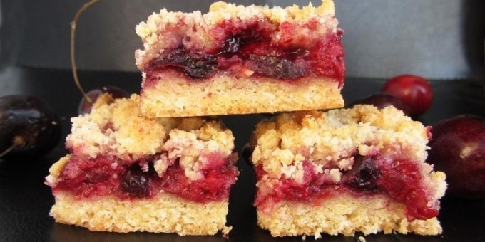 Песочный пирог с вишней