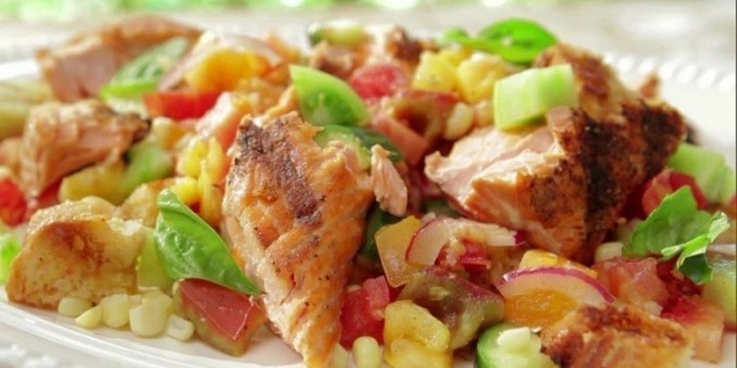 Салат из грилерованной курицы с кукурузой и свежим огурцом