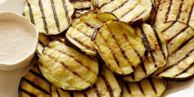 Баклажаны на сковороде гриль с соусом "тысяча островов"