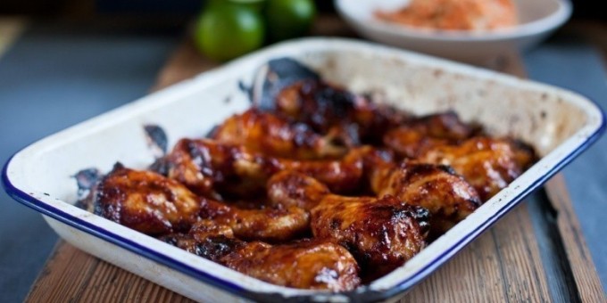 Куриные окорочка с финиками под соусом из портвейна