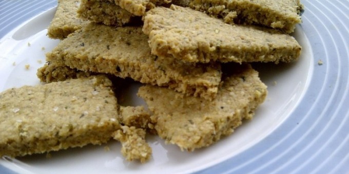 Фитнес батончик из овсяных хлопьев и орехов