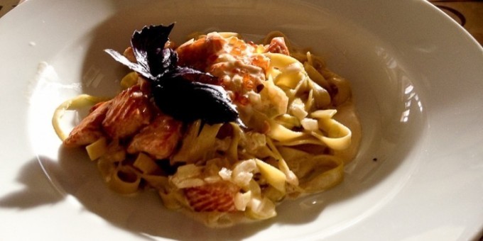 Обед в Gusto*Giusto, паста с красной икрой и кростата с грушей