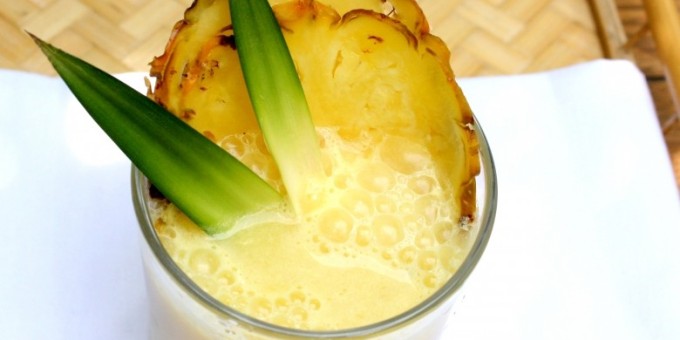 Ананасовый коктейль на основе светлого рома и мороженого