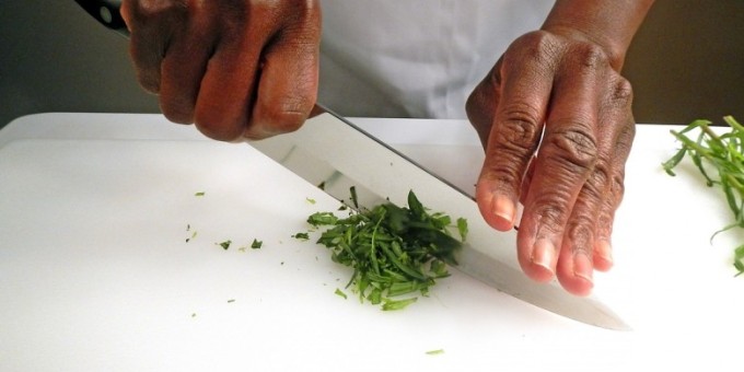 Бросьте щепотку соли на разделочную доску перед шинковкой зелени