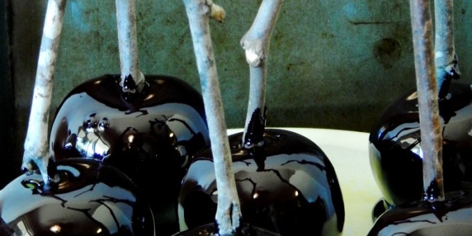 «Проклятые» яблоки в черной карамели на Хэллоуин