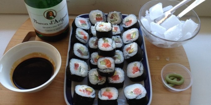 Универмаг «Златогорский» предлагает своим посетителям вкуснейшие суши на вынос по доступной цене!