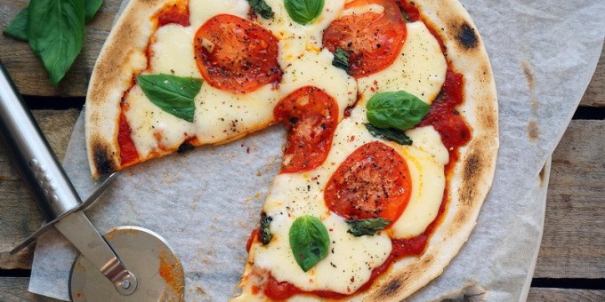 Зачем покупать, если можно приготовить самому. Самая любимая и самая вкусная — пицца «Маргарита»
