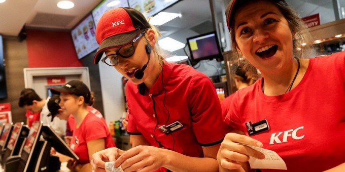 Куриный фастфуд, дикие очереди и очень быстрое обслуживание – официальное открытие ресторана «KFC»
