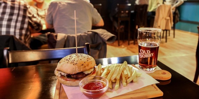 Паб  «1067» – место, где можно бюджетно выпить крафта и съесть домашний бургер