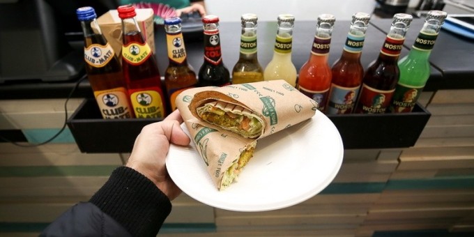 Зеленая сторона силы: ролл с фалафелем в кафе «Monkey Food» за 2 рубля