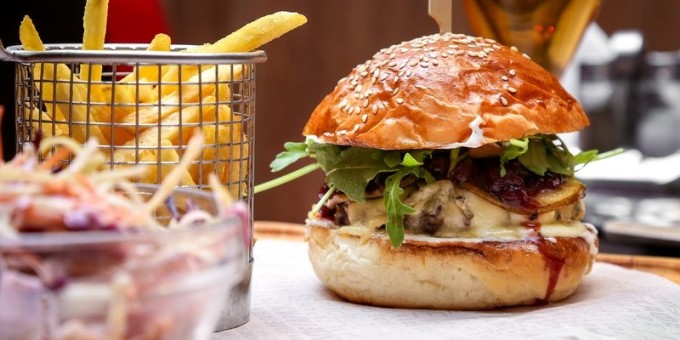 Новинка: 5 фирменных бургеров в кафе «Гараж» по очень выгодной цене