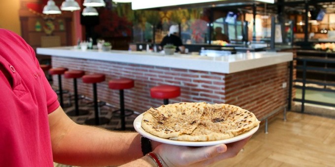 Ешь как горец: брутальный блин с мясом на забытом Богами фуд-корте Food Republic