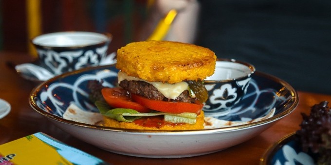 Где в Минске попробовать пловбургер и стоит ли тратить на него деньги?