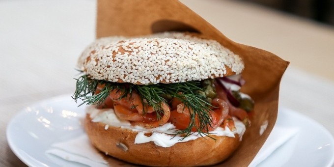 Даю отчет по первой в стране бейгл станции в лобби-кафе «Beans &amp; Leaves»