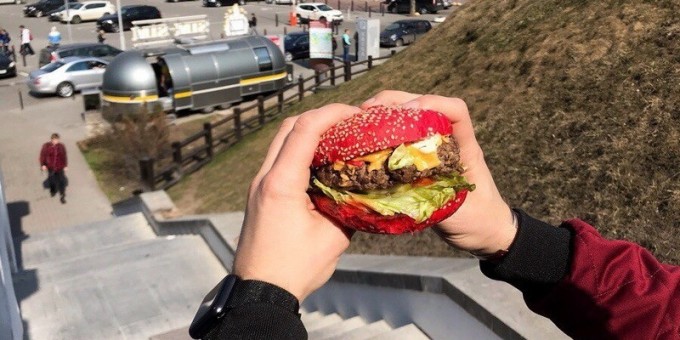 Почему сломался фудтрак «Sim Sim», в котором собирают злой бургер за 6 рублей