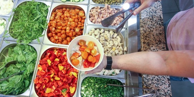 Как в Европе: в сети «Prostore» организовали цивилизованный салат-бар за честные деньги