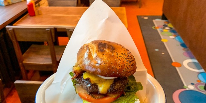 Dandy Land - новая хипстерская локация с бургерами «BurgerLab», тату-салоном и барбершопом