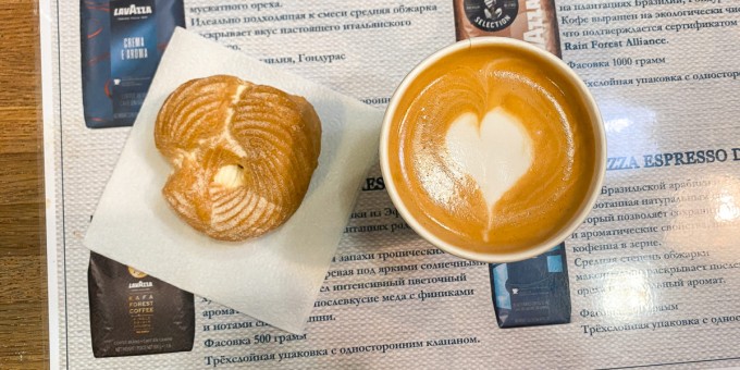 В двух кофешопах «Lavazza» капуч на миндальном молоке плюс фитнес эклер выдают за 4 рубля