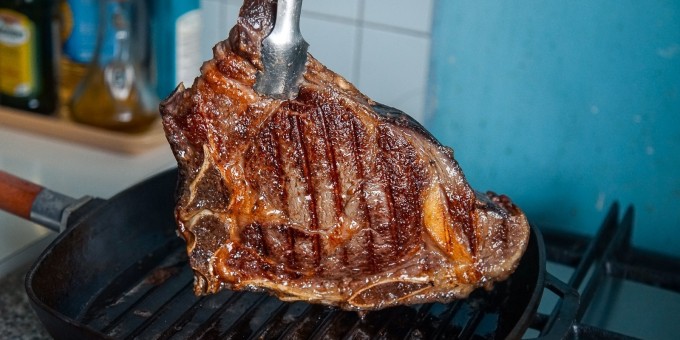 Жарим фермерский Рибай и вызревший Портерхаус за 15 рублей из новенького магазина стейков «Бон фуд»