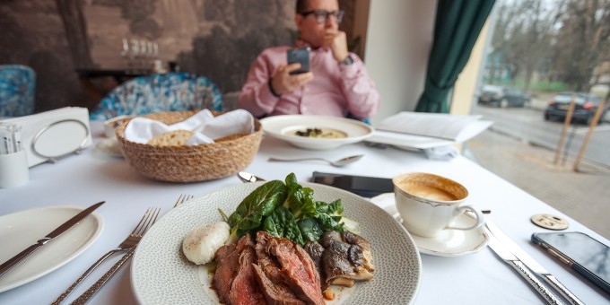 Что можно заказать на 100 рублей в новом лакшери ресторане «Шарли», где много блюд из фуа-гра