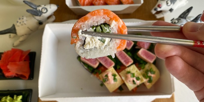 Общепит не сдаётся! Домашнее приключение с новой доставкой суши «Roll Bros»