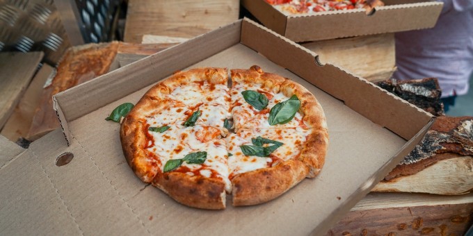 На улице под ТЦ «Галерея Минск» начали печь пиццу в дровяной печи