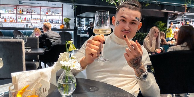 Показываю сколько нужно зажать в кулачке, чтобы поужинать в новом ресторане «Kaif» рэпера Моргенштерна