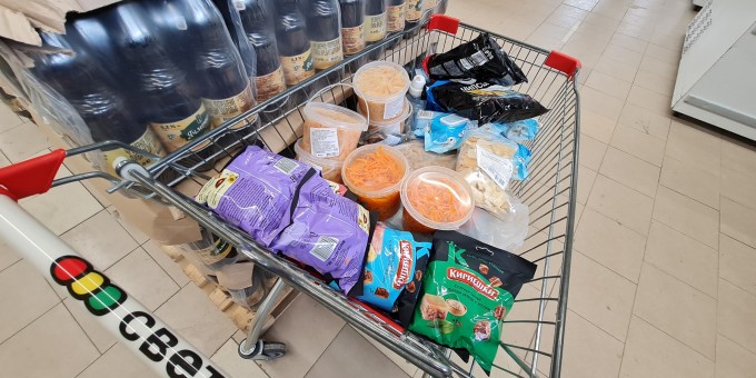 Приехали на закупы в жёсткий дискаунтер «Светофор», чтобы понять, откуда такие очереди